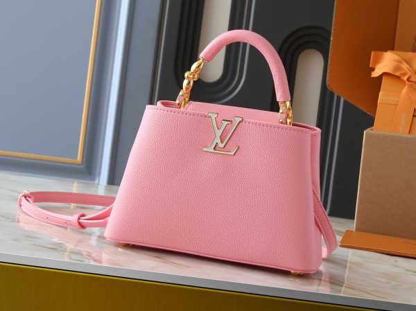 túi xách mini capucines hòa vào tay cầm với hoa monogram tinh xảo để thể hiện cảm giác ba chiều của logo LV