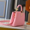túi xách mini capucines hòa vào tay cầm với hoa monogram tinh xảo để thể hiện cảm giác ba chiều của logo LV