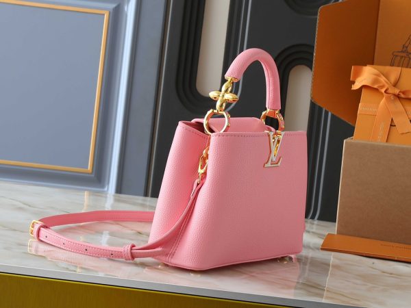 túi xách mini capucines hòa vào tay cầm với hoa monogram tinh xảo để thể hiện cảm giác ba chiều của logo LV