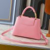 túi xách mini capucines hòa vào tay cầm với hoa monogram tinh xảo để thể hiện cảm giác ba chiều của logo LV
