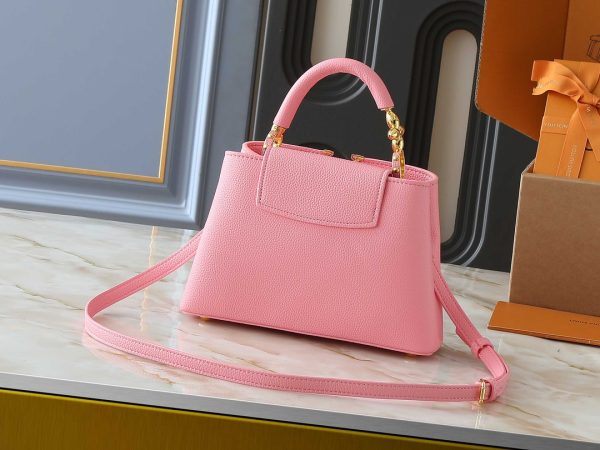 túi xách mini capucines hòa vào tay cầm với hoa monogram tinh xảo để thể hiện cảm giác ba chiều của logo LV