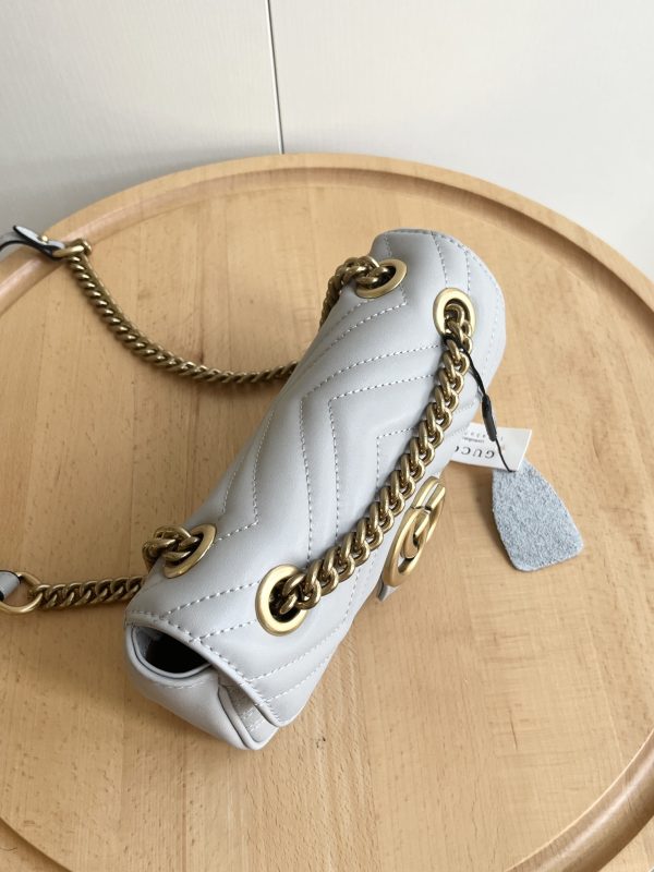Một chiếc GG Marmont cổ điển. kèn trumpet