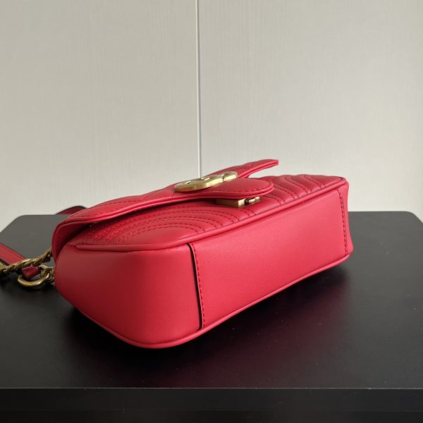 Một chiếc GG Marmont cổ điển. kèn trumpet