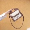 Một túi vải hai màu lấy cảm hứng từ Burberry