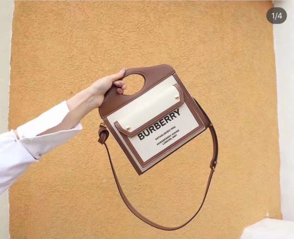 Một túi vải hai màu lấy cảm hứng từ Burberry