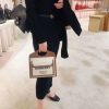 Một túi vải hai màu lấy cảm hứng từ Burberry