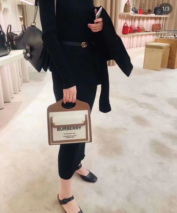 Một túi vải hai màu lấy cảm hứng từ Burberry