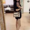 Một túi vải hai màu lấy cảm hứng từ Burberry