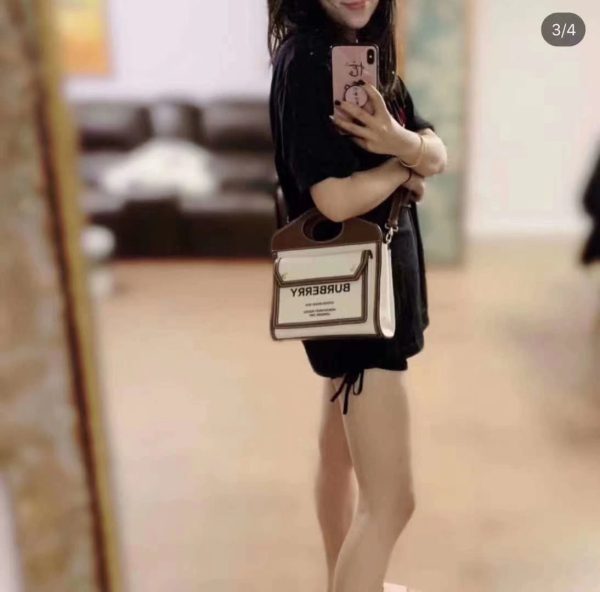 Một túi vải hai màu lấy cảm hứng từ Burberry