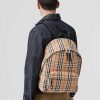 Túi xách vai Burberry Nylon được in với logo thương hiệu mới