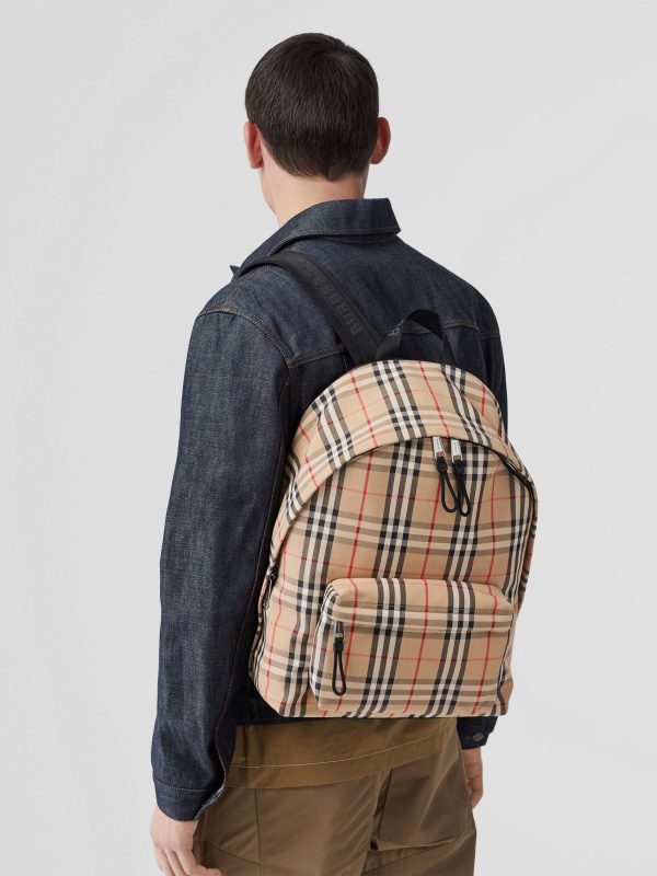 Túi xách vai Burberry Nylon được in với logo thương hiệu mới