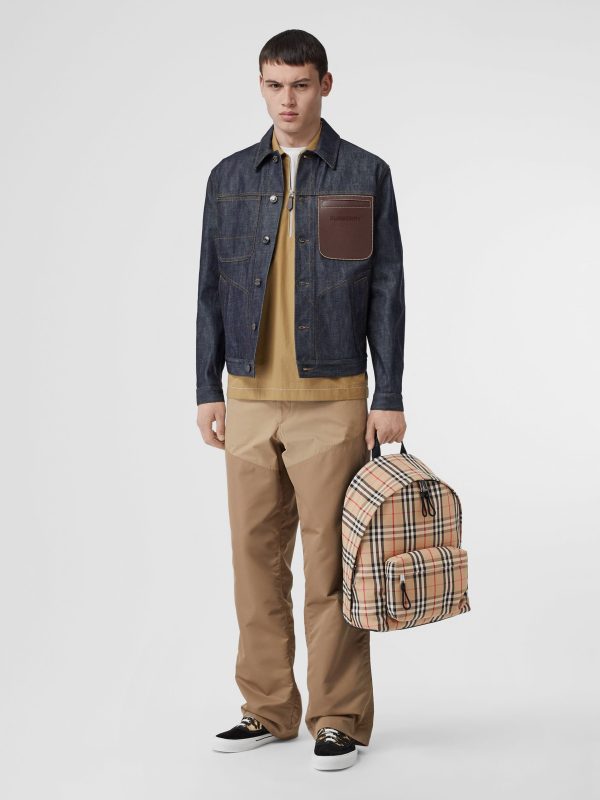 Túi xách vai Burberry Nylon được in với logo thương hiệu mới