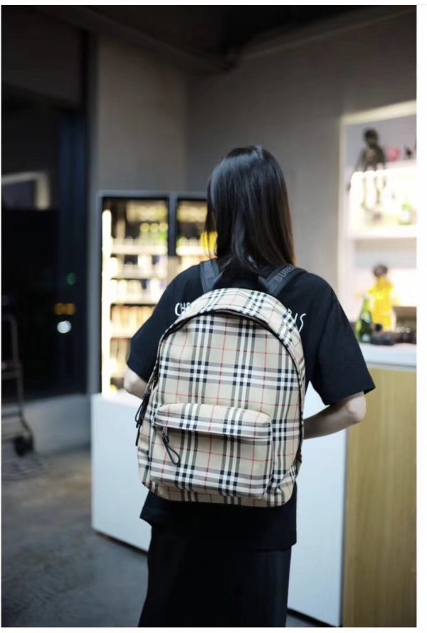 Túi xách vai Burberry Nylon được in với logo thương hiệu mới