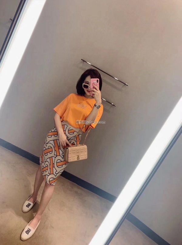 Burberry “Lola” được làm từ da cừu cừu nướng