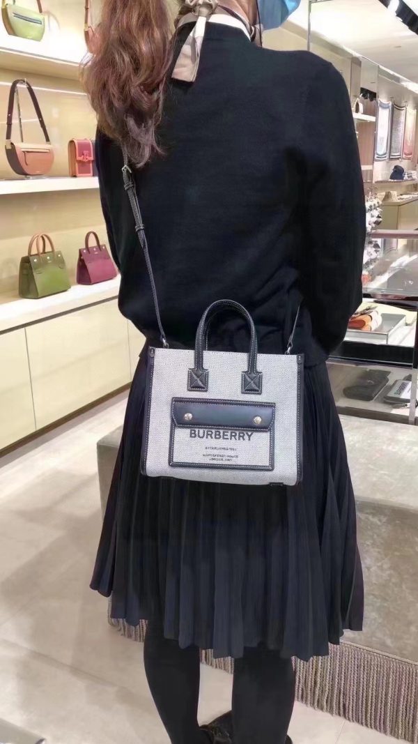 Ba lô Freya mới nhất của Burberry được làm bằng da và vải bông