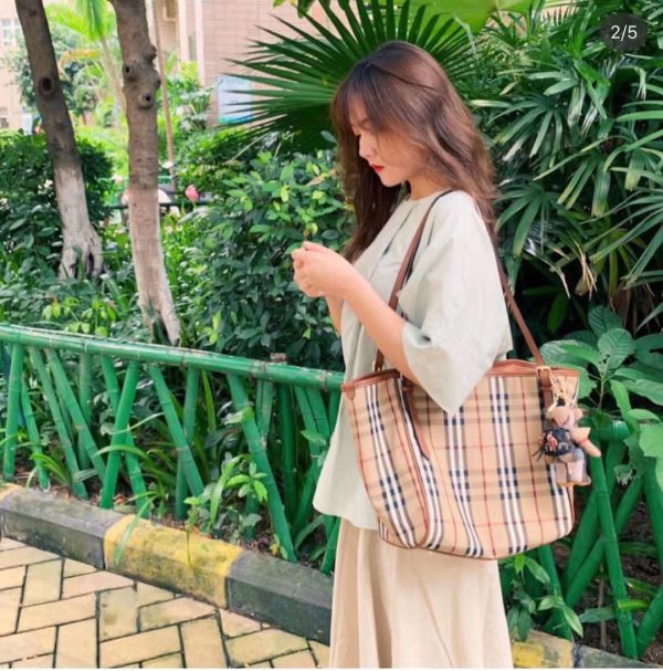 túi mua sắm ngựa của burberry