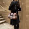 chiếc túi bowling mới nhất của burberry