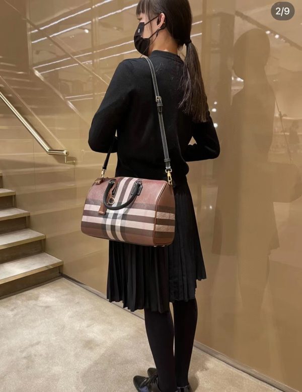 chiếc túi bowling mới nhất của burberry