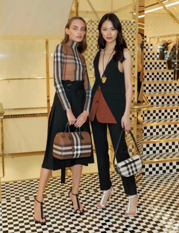 chiếc túi bowling mới nhất của burberry