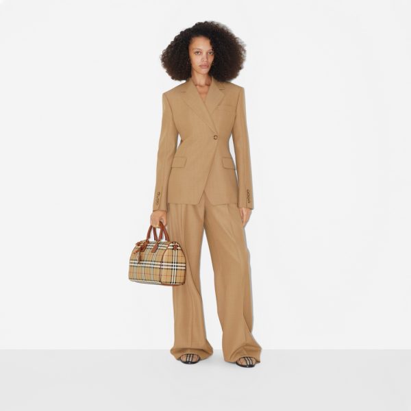 chiếc túi bowling mới nhất của burberry
