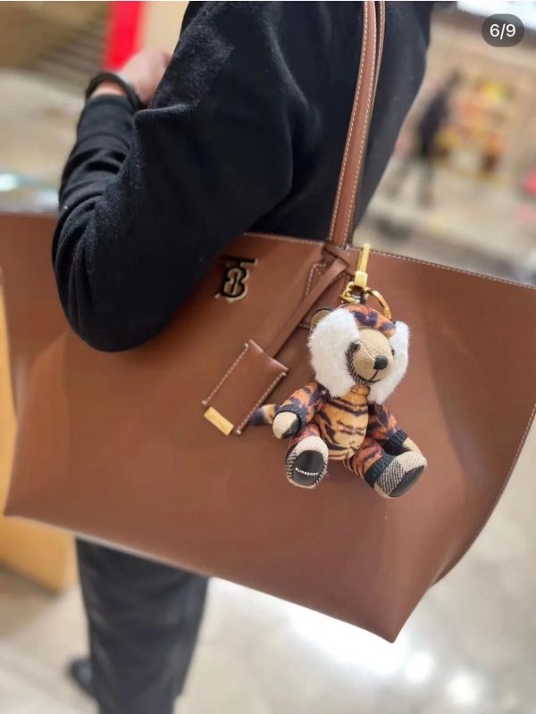 Túi Totti mới nhất của Burberry với gương phủ bằng da