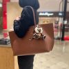 Túi Totti mới nhất của Burberry với gương phủ bằng da