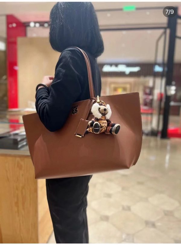 Túi Totti mới nhất của Burberry với gương phủ bằng da