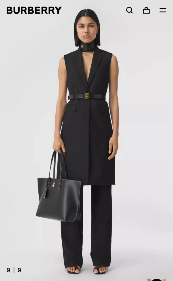 Túi Totti mới nhất của Burberry với gương phủ bằng da