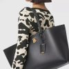 Túi Totti mới nhất của Burberry với gương phủ bằng da