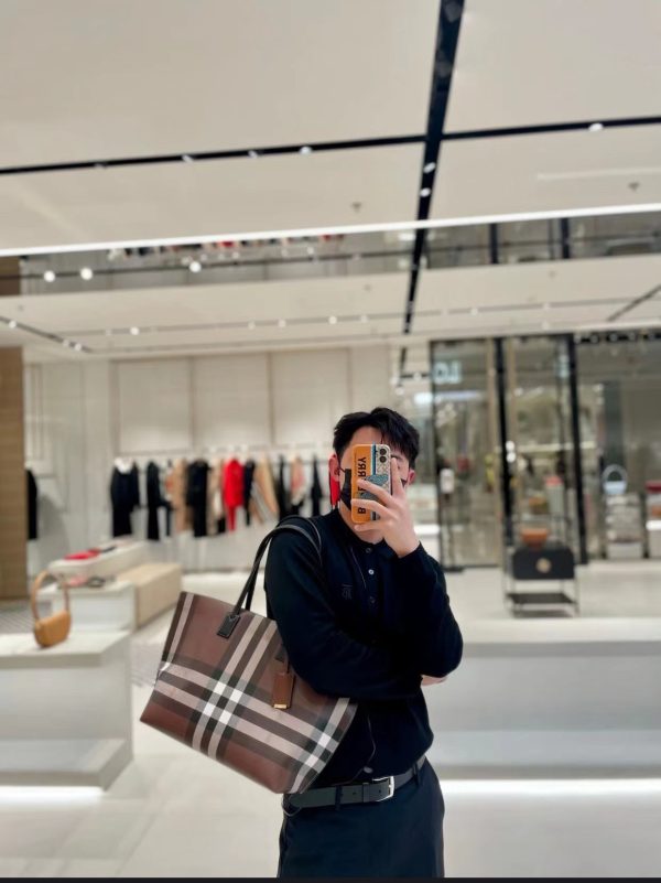 Burberry chính là chiếc túi gỗ gấm nâu