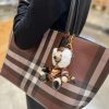 Burberry chính là chiếc túi gỗ gấm nâu