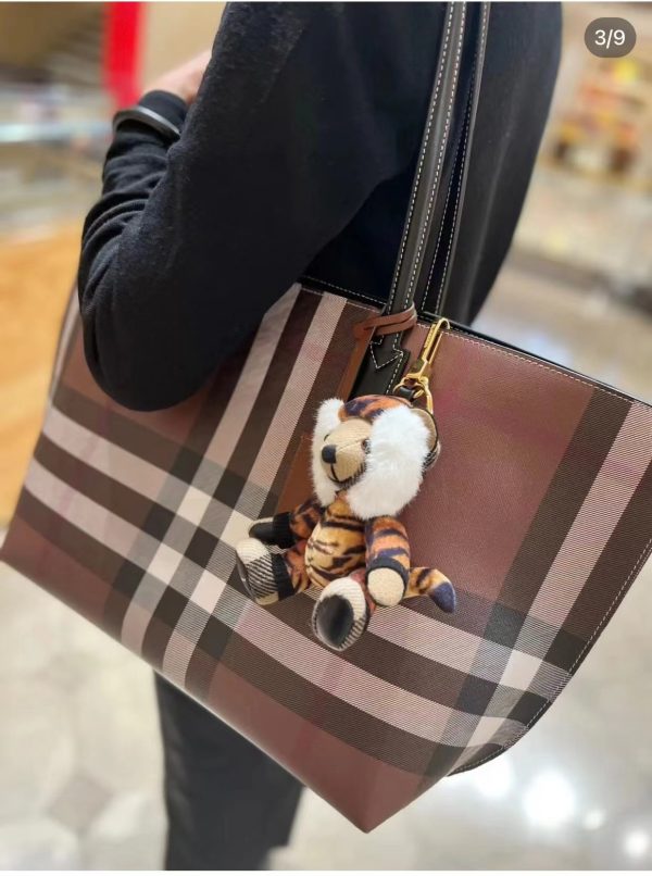 Burberry chính là chiếc túi gỗ gấm nâu