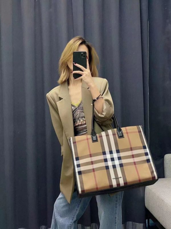 túi vải lưới mới nhất của burberry, có thể mang theo