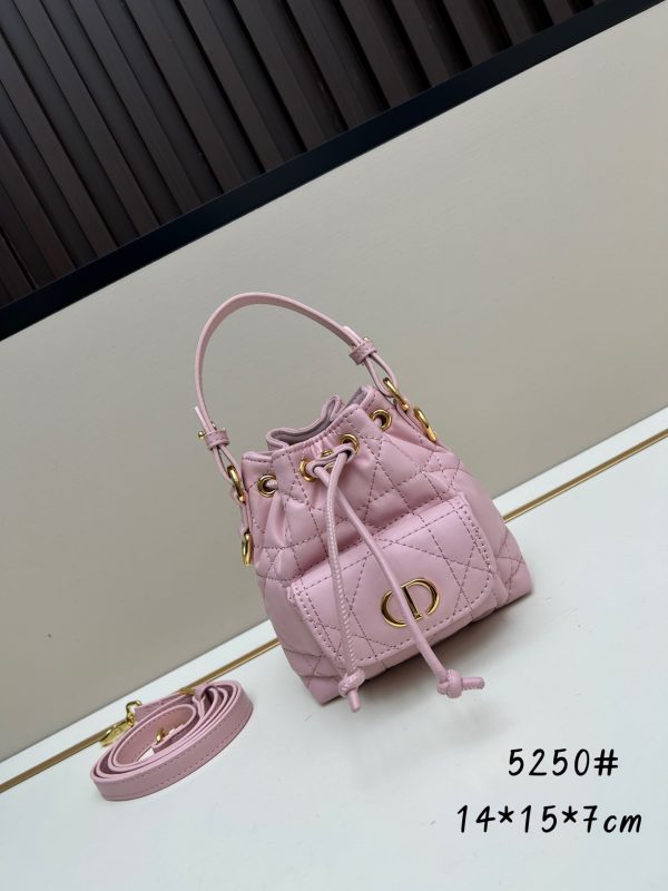 túi xách dior caro là sản phẩm mới của bộ sưu tập quần áo mặc quần áo mùa thu