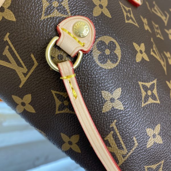 Mô hình 40995 gốc, huyền thoại túi xách Neverfull lớn nhưng không nặng nề được làm bằng vải vải Damier Ebène.