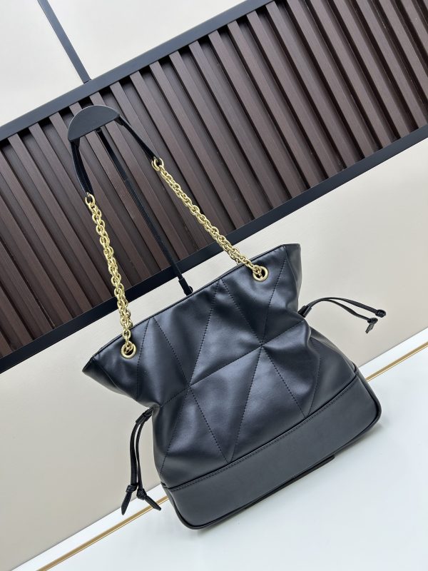 Đây là Yves Saint Laurent, một chiếc áo khoác da cừu mới, Jamie 4.3