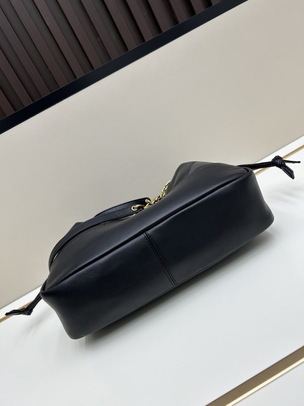 Đây là Yves Saint Laurent, một chiếc áo khoác da cừu mới, Jamie 4.3