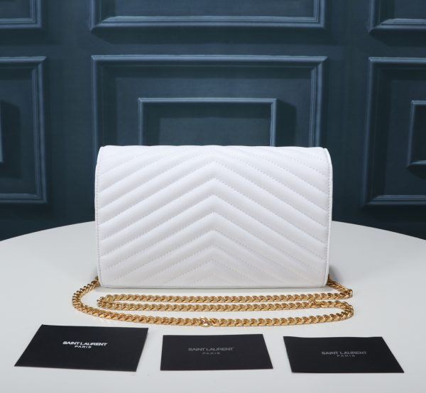 Một gói phong bì YSL cực kỳ hữu ích