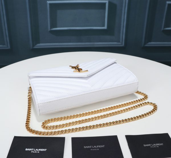 Một gói phong bì YSL cực kỳ hữu ích