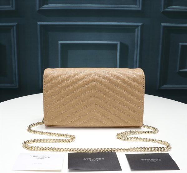 Một gói phong bì YSL cực kỳ hữu ích