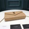 Một gói phong bì YSL cực kỳ hữu ích