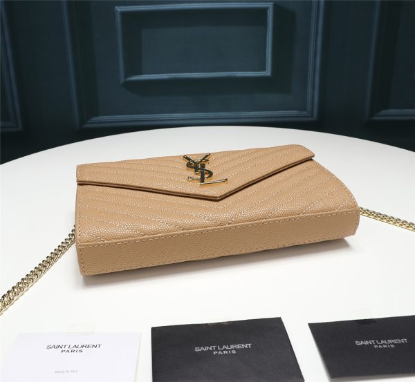 Một gói phong bì YSL cực kỳ hữu ích