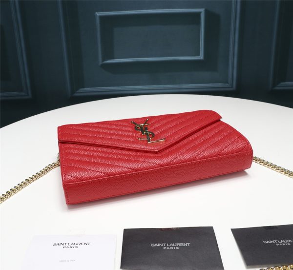 Một gói phong bì YSL cực kỳ hữu ích