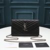 Một gói phong bì YSL cực kỳ hữu ích