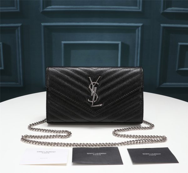 Một gói phong bì YSL cực kỳ hữu ích
