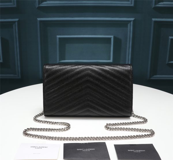 Một gói phong bì YSL cực kỳ hữu ích