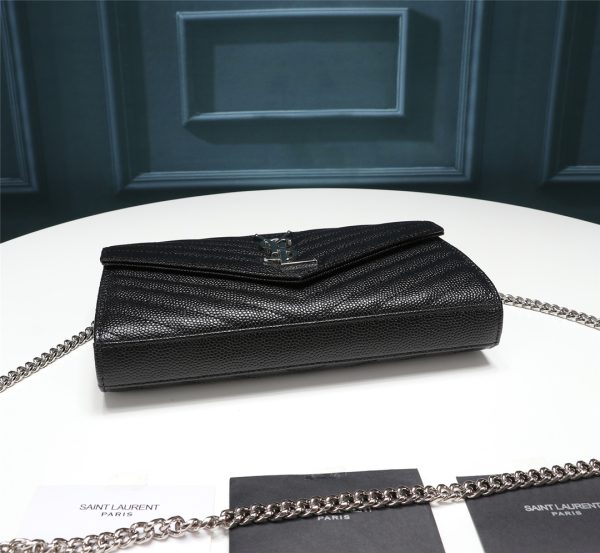 Một gói phong bì YSL cực kỳ hữu ích