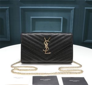 Một gói phong bì YSL cực kỳ hữu ích