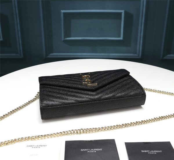 Một gói phong bì YSL cực kỳ hữu ích