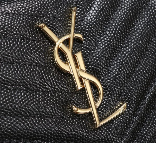 Một gói phong bì YSL cực kỳ hữu ích